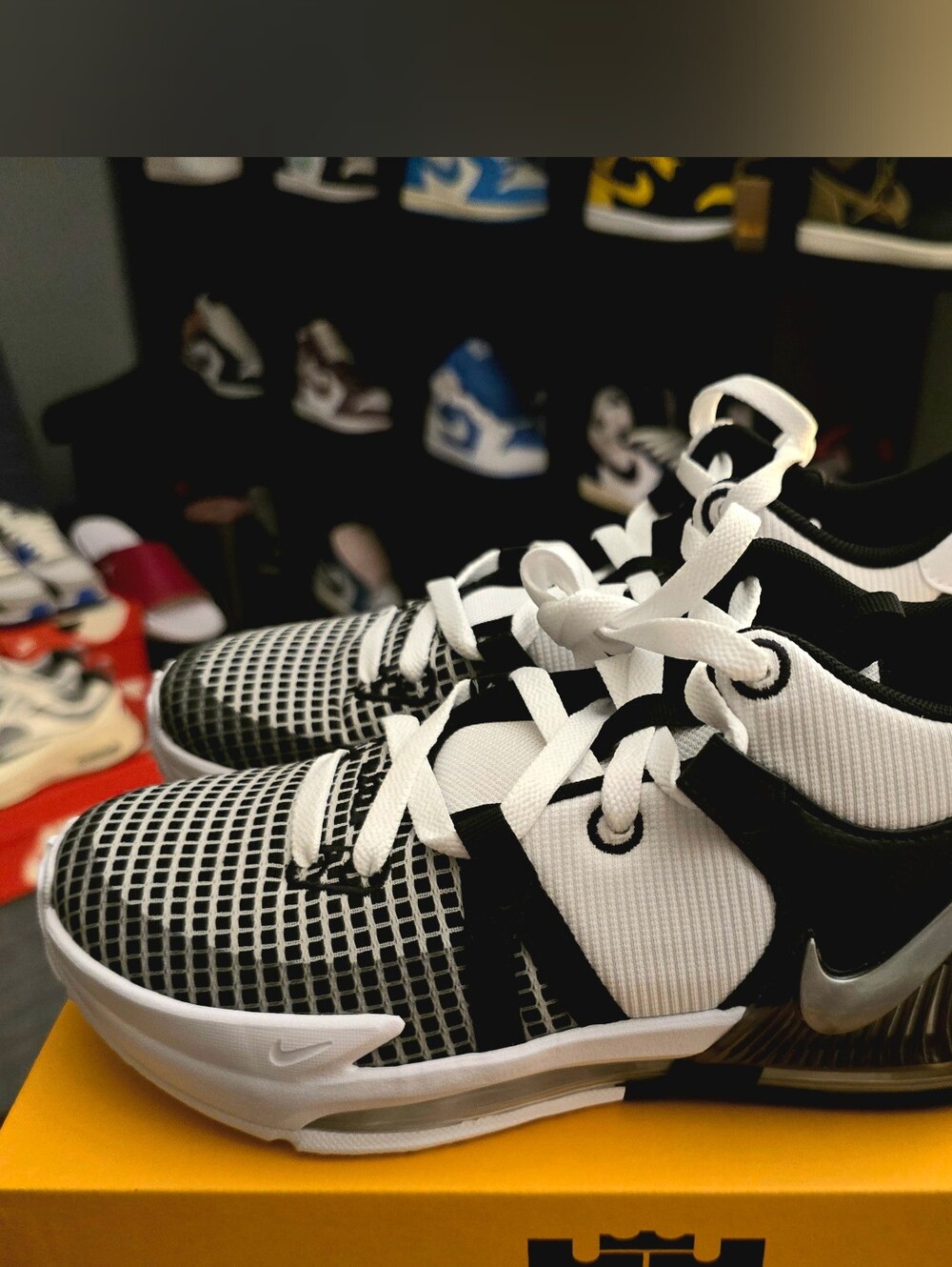 Grade School) Size - Nike LeBron Witness 7 Mid White Black - Picture 4 of 10